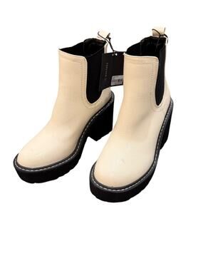 Forever 21 Cream Chelsea Platform Block Heel Ankle Boots NWT Size 7